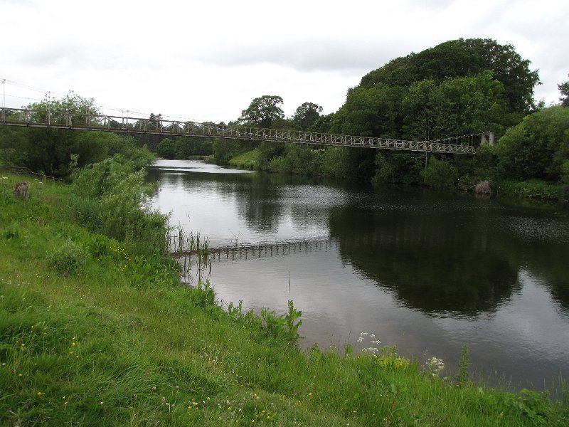 teviot river en hangbrug.jpg - Vanuit Ancrum dalen we af naar de Teviot. Via deze hangbrug steken we de rivier over en wandelen nog een stuk over de oude Romeinse weg, Dere street.